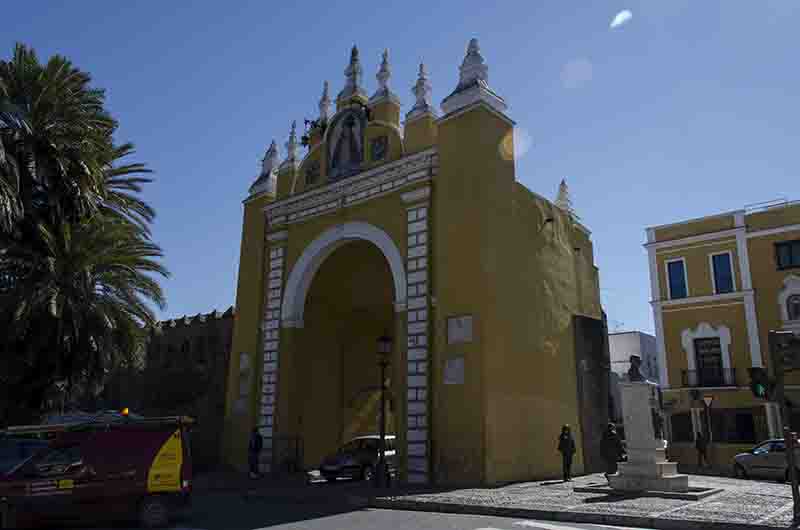 Sevilla 222 - Puerta de la Macarena.jpg